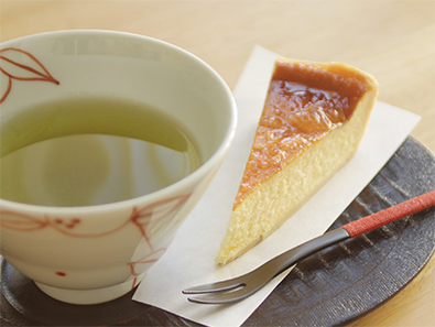 チーズケーキと伊勢茶